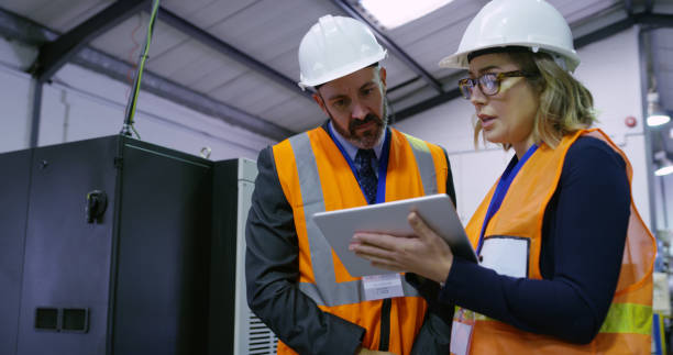 Assistente técnico em engenharia realizando inspeção no local para perícias judiciais.