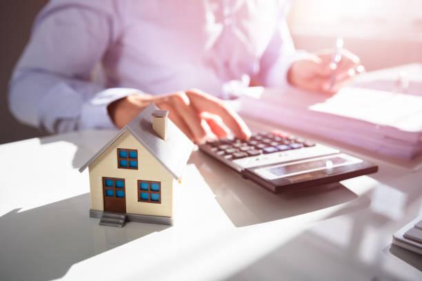 Engenheiro realizando avaliação imobiliária conforme NBR 14653 para elaboração de laudo de avaliação preciso