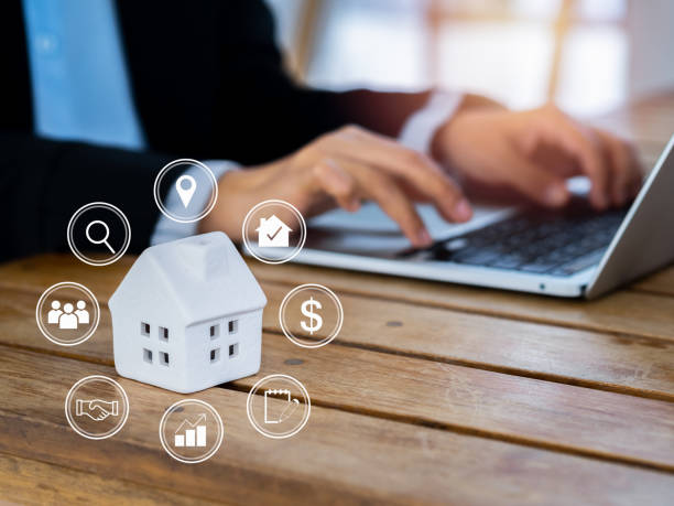 Engenheiro de avaliações imobiliárias analisando características de um imóvel para determinar seu valor de mercado com precisão.