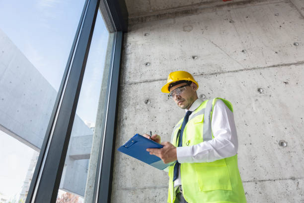Engenheiro realizando inspeção técnica em uma construção para elaboração de laudo pericial de engenharia civil, destacando a importância da análise detalhada para a segurança e conformidade das estruturas