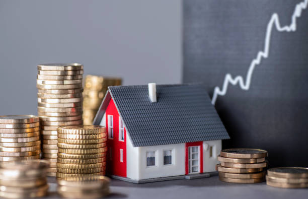 Casa com moedas ao lado e gráfico de alta simbolizando o passo a passo para calcular o aluguel